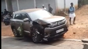 
                        നരിക്കുനി നന്മണ്ട റോഡിൽ കാർ പോസ്റ്റിൽ ഇടിച്ച് മറിഞ്ഞു