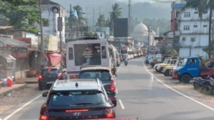 
                        ചുരത്തിൽ  ഗതാഗത തടസ്സം തന്നെ; ഗതാഗതം ദുഷ്കരം