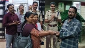 
                        കളഞ്ഞു കിട്ടിയ പണം ഉടമയെ ഏൽപ്പിച്ചു  ഫ്രൂട്ട്സ് കട ജീവനക്കാരി  മാതൃകയായി