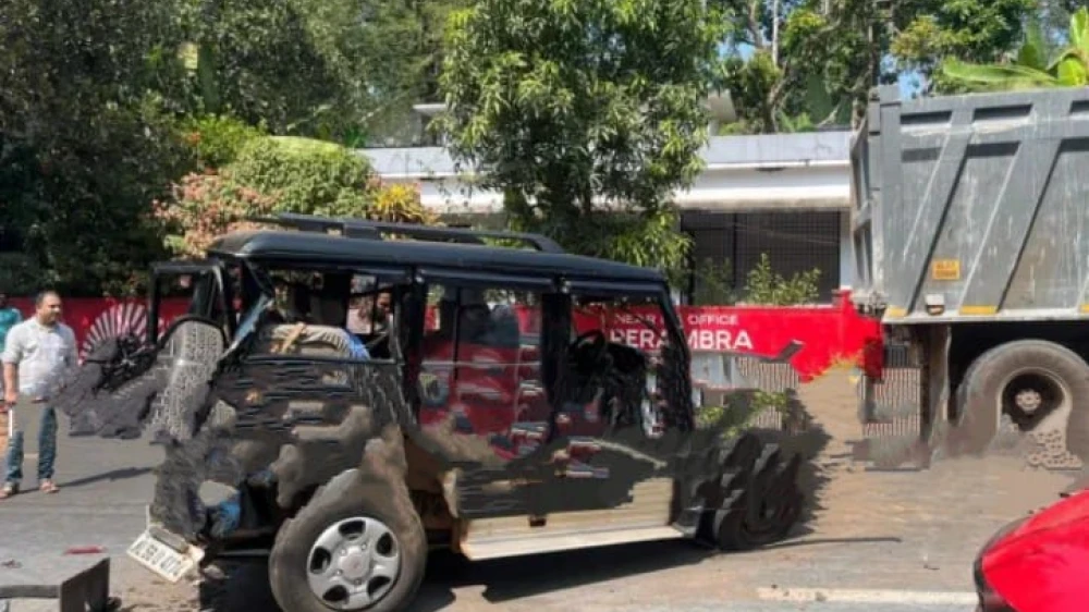  ഉള്ളേരി 19ൽ മൂന്ന് വാഹനങ്ങൾ കൂട്ടിയിടിച്ചു; ഡ്രൈവർക്ക് പരിക്ക്