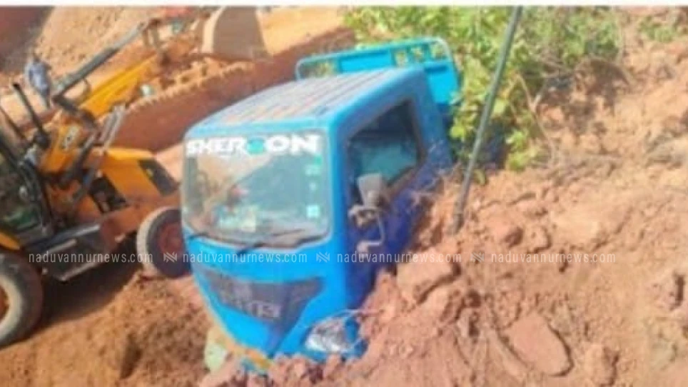  ലോറിക്ക് മുകളിൽ മണ്ണ് ഇടിഞ്ഞു വീണ് ഡ്രൈവർക്ക് ദാരുണാന്ത്യം