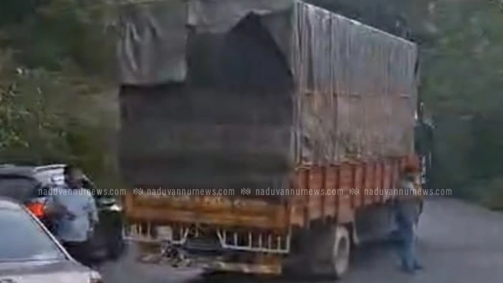  താമരശ്ശേരി, ഒമ്പതാം വളവിൽ ലോറി കുടുങ്ങി ഗതാഗതം തടസ്സപ്പെട്ടു