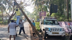 അത്തോളിയിൽ പിക്കപ്പ് വാൻ നിയന്ത്രണം വിട്ട് ഇലക്ട്രിക് പോസ്റ്റിലിടിച്ച് അപകടം
