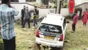 ഓമശ്ശേരിയിൽ നിയന്ത്രണം വിട്ട കാർ താഴ്ചയിലേക്ക് പോയി അപകടം