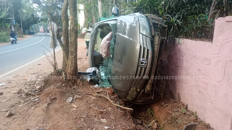  നടുവണ്ണൂർ കണ്ണച്ചി കണ്ടി മുക്കിൽ കാർ റോഡരികിലേക്ക് ഇടിച്ചു കയറി അപകടം