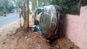 നടുവണ്ണൂർ കണ്ണച്ചി കണ്ടി മുക്കിൽ മുക്കിൽ കാർ റോഡരികിലേക്ക് ഇടിച്ചു കയറി അപകടം