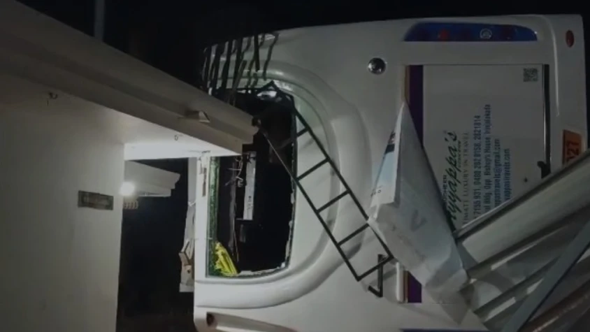  തിരുവനന്തപുരം കല്ലമ്പലത്ത് ഇന്ന് പുലർച്ചെ ടൂറിസ്റ്റ് ബസ് മറിഞ്ഞ് 17 വിദ്യാർത്ഥികൾക്ക് പരിക്ക്