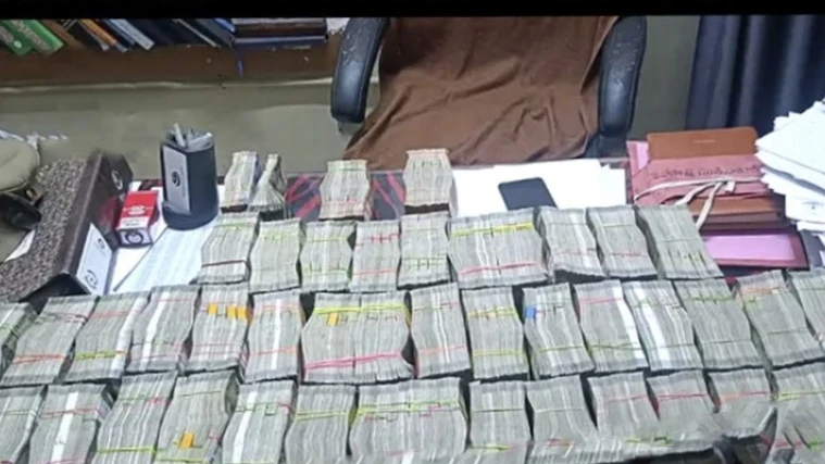  വാളയാറിൽ രേഖകളില്ലാതെ 1.18 കോടിയുമായി ദമ്പതികൾ പിടിയിൽ