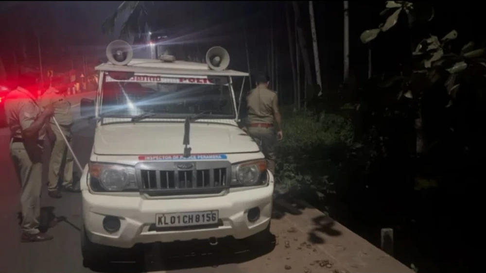  പേരാമ്പ്രയിൽ ബിജെപി നേതാവിന്റെ വീടിന് നേരേ സ്ഫോടകവസ്തു എറിഞ്ഞു 