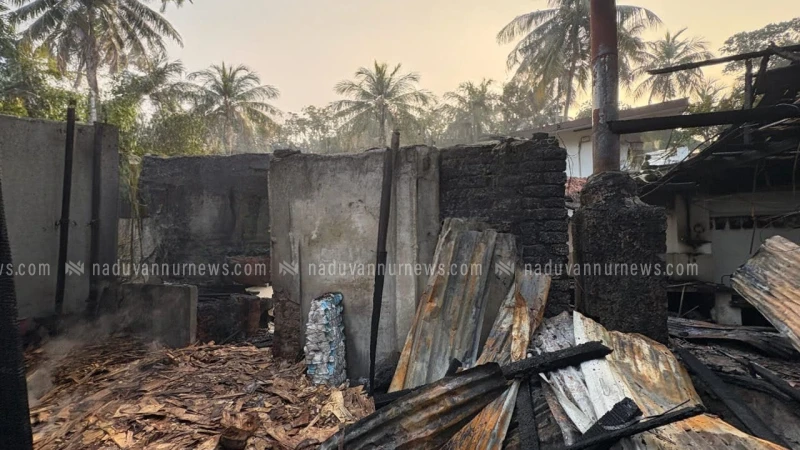 തിരുവണ്ണൂർ ഒടുമ്പ്ര കടവിൽ പലഹാര കമ്പനിക്ക് തീപിടിച്ചു