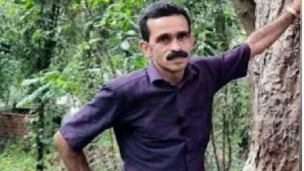 തേങ്ങയിടുന്നതിനിടെ തെങ്ങ് കടപുഴകി വീണു തൊഴിലാളി മരിച്ചു