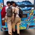 ഓടുന്ന ബസിന്റെ പിന്നിലെ കമ്പിയിൽ തൂങ്ങി വിദ്യാർഥികളുടെ റീൽസ് ചിത്രീകരണം