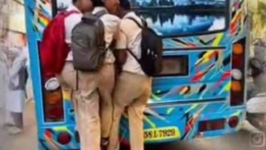 
                        ഓടുന്ന ബസിന്റെ പിന്നിലെ കമ്പിയിൽ തൂങ്ങി വിദ്യാർഥികളുടെ റീൽസ് ചിത്രീകരണം