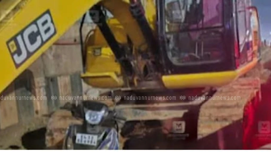  രാമനാട്ടുകരയിൽ ഇന്ന് സ്കൂട്ടർ മണ്ണ് മാന്തി യന്ത്രത്തിൽ ഇടിച്ച് സ്കൂട്ടർ യാത്രികൻ മരിച്ചു