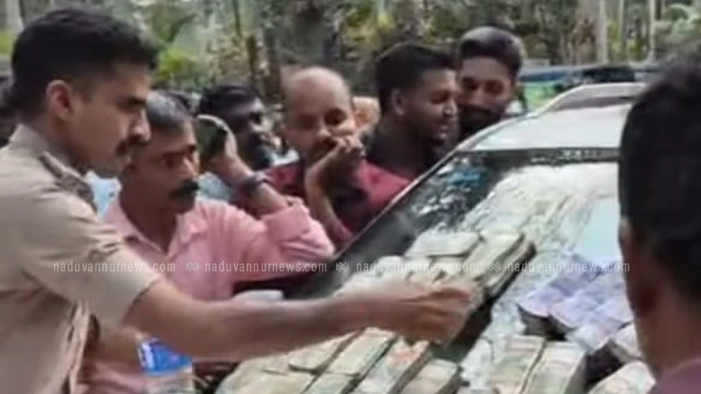  പേരാമ്പ്രയിൽ വൻ കുഴൽപ്പണ വേട്ട; എഴുപത്തിരണ്ട് ലക്ഷം രൂപ പിടികൂടി