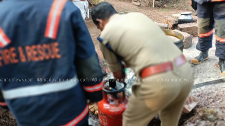 ചക്കിട്ടപാറ പിള്ളപെരുവണ്ണയിൽ  എൽപിജി സിലിണ്ടറിൽ നിന്നും ഗ്യാസ് ലീക്കായി തീപിടിച്ചു