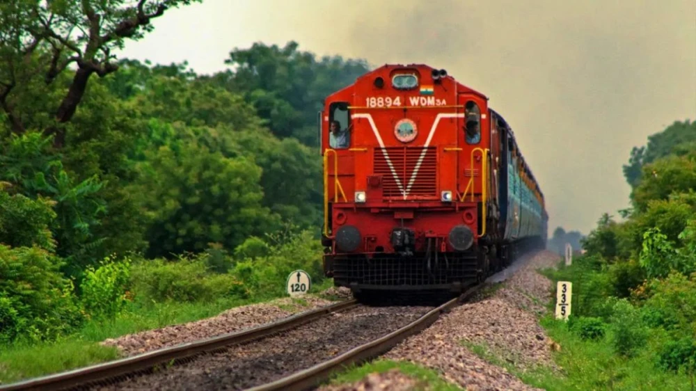  യാത്രക്കാരിയുടെ മാലപൊട്ടിച്ച് ട്രെയിനിൽ നിന്ന് ചാടിയ യുവാവിനെ പോലീസ് പിടികൂടി 