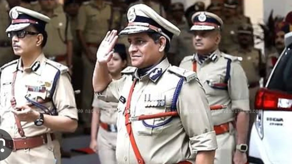  പോലീസ് ഡ്യൂട്ടി സമയത്ത് മാത്രമേ യൂണിഫോം ധരിക്കേണ്ടതുള്ളു. നിർദ്ദേശങ്ങളുമായി ഡി ജി പി