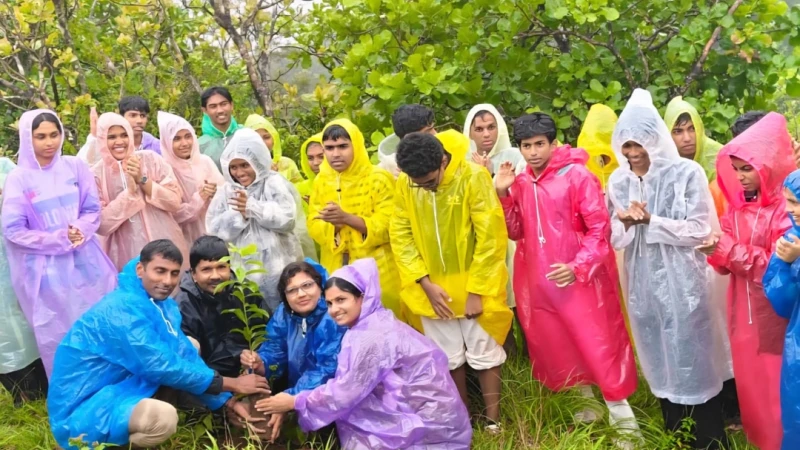  വയനാട് മുനീശ്വരൻ കുന്നിൽ വാകയാട് എച്ച് എസ് എസ്  വിദ്യാർത്ഥികളും അധ്യാപകരും സന്ദർശിച്ചു