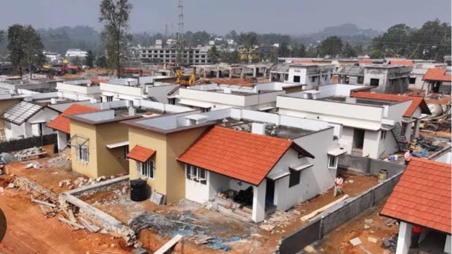  വയനാട് പുനരധിവാസ ടൗൺഷിപ്പ് പരിസരത്ത് കൂട്ടിയിട്ടിരുന്ന മണ്ണ് നീക്കി.