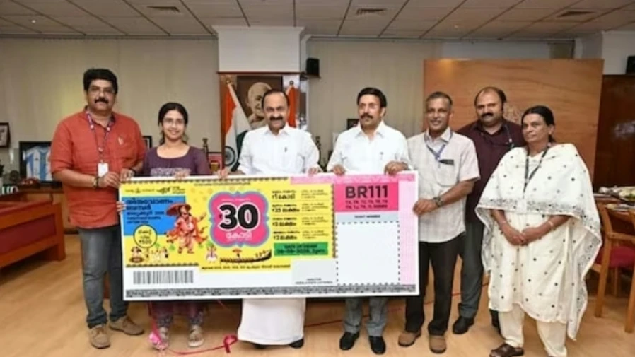  തിരുവോണം ബംബർ ലോട്ടറി 30 കോടി: വിഡി സതീശൻ പുറത്തിറക്കി.