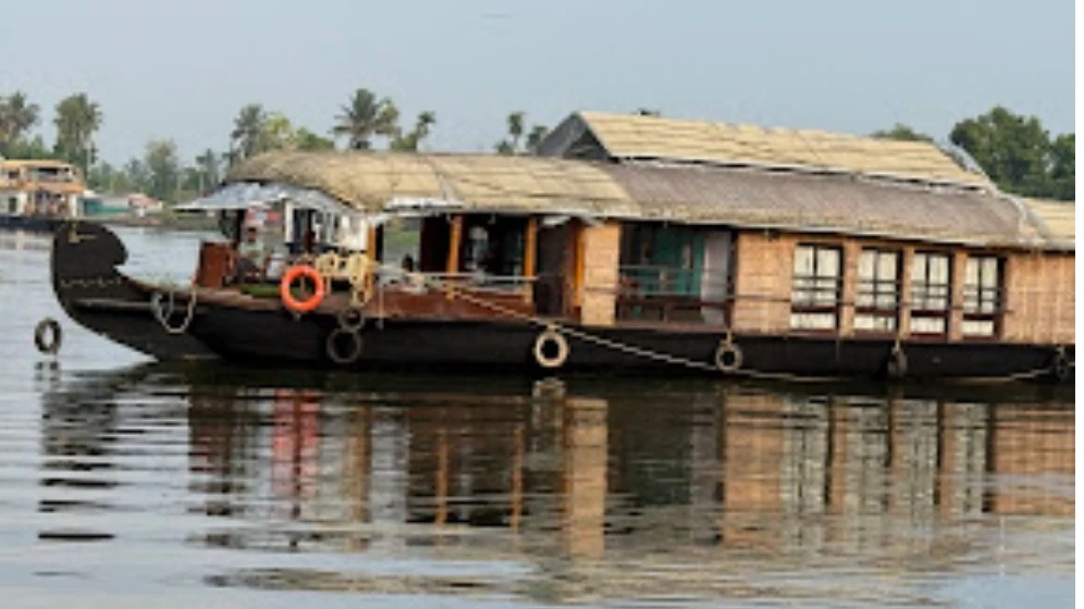 ഹൗ​സ്ബോ​ട്ടി​ൽ നി​ന്ന് ജീവനക്കാരി പുന്നമട കാ​യ​ലി​ൽ വീ​ണ് മ​രി​ച്ചു