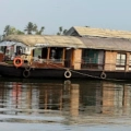 ഹൗ​സ്ബോ​ട്ടി​ൽ നി​ന്ന് ജീവനക്കാരി പുന്നമട കാ​യ​ലി​ൽ വീ​ണ് മ​രി​ച്ചു