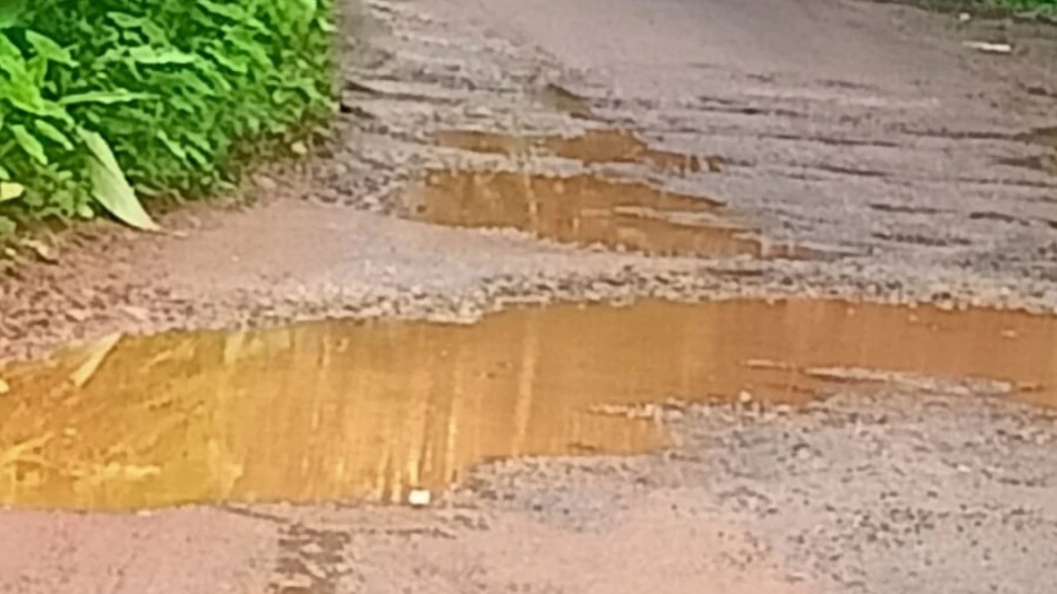  കൂനഞ്ചേരിമുക്ക് - പറമ്പിൻ മുകൾ റോഡ് അപകടാവസ്ഥയിൽ