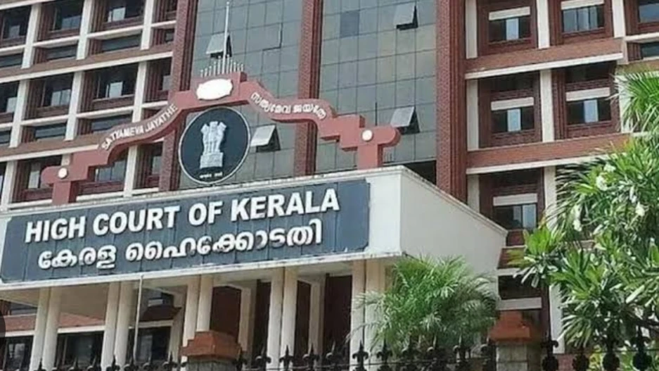  പോലീസ് യൂണിഫോം ഉത്തരവ് ഹൈക്കോടതി സ്റ്റേ ചെയ്തു.