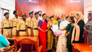 
                        പേപ്പർ ബാഗ് ദിനത്തിൽ പേപ്പർ ബാഗുകൾ നിർമ്മിച്ച് കുട്ടികൾ