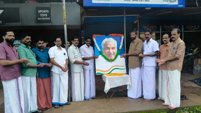  ഉമ്മൻ ചാണ്ടി ഓർമ്മ ദിനത്തിൽ പുഷ്പാർചന നടത്തി.