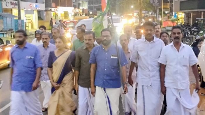  രാഹുൽ ഗാന്ധിക്ക് അഭിവാദ്യം ചെയ്ത് നടുവണ്ണൂരിൽ കോൺഗ്രസ് പ്രകടനം