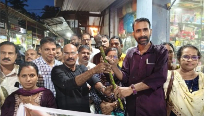  പന്തം തെളിയിച്ച് അരിക്കുളത്ത് സംസ്കാര സാഹിതി പ്രതിഷേധം