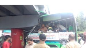 കോഴിക്കോട് നഗരത്തിൽ സ്വകാര്യ ബസ് അപകടം