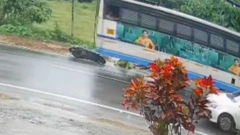  നിർത്തിയിട്ട സ്കൂട്ടറിൽ കെഎസ്ആർടിസി ബസ് ഇടിച്ച്  രണ്ട് സ്ത്രീകൾക്ക്  പരിക്ക്