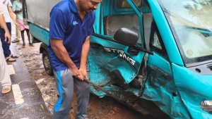 കാറും പിക്കപ്പും കൂട്ടിയിടിച്ച് മൂന്ന് പേർക്ക് പരിക്ക്