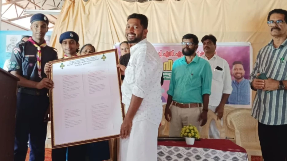 ലഹരി വിരുദ്ധ ബോധവത്കരണ സന്ദേശ ബോർഡ് വി.ടി സൂരജ് പ്രകാശനം ചെയ്തു.