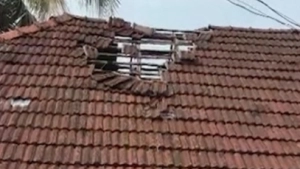 കൊച്ചിയിൽ വിമാനം താഴ്ന്ന് പറന്ന് വീടിന്റെ മേൽകൂര തകർന്നു.