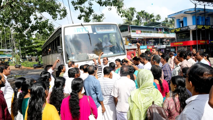  പ്രീയദർശിനി ബസിന് ഉള്ളിയേരിയിൽ സ്വീകരണം 