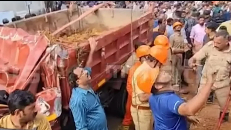  ടിപ്പർ ബസ് സ്റ്റോപ്പിലേക്ക് മറിഞ്ഞ് 3 പേർ മരിച്ചു.