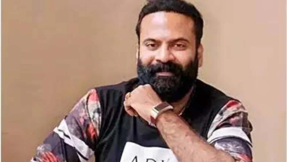  നടൻ ടിനി ടോമിനെതിരെ കേസ് എടുത്ത് അന്വേഷണം നടത്തണമെന്ന് കോടതി