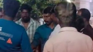 
                        താമരശ്ശേരിയിൽ ഉത്സവത്തിനിടെ ഉണ്ടായ തർക്കത്തിന് പിന്നാലെ മൂന്ന് പേർക്ക് വെട്ടേറ്റു