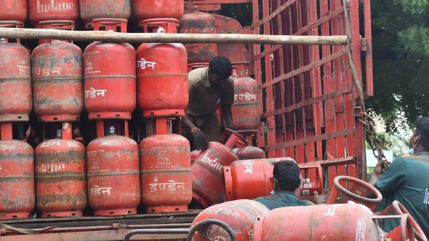  ജനങ്ങൾക്ക് വീണ്ടും ഇരുട്ടടി; പാചകവാതക സിലിണ്ടറുകളുടെ വില വർധിപ്പിച്ചു