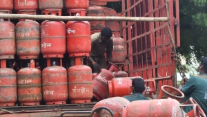 ജനങ്ങൾക്ക് വീണ്ടും ഇരുട്ടടി; പാചകവാതക സിലിണ്ടറുകളുടെ വില വർധിപ്പിച്ചു