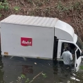 വാല്യക്കോട് ഡെലിവറി വണ്ടി നിയന്ത്രണംവിട്ട് കനാലിലേക്ക് മറിഞ്ഞ് അപകടം