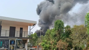 മന്ദം കാവിലെ പ്ലാസ്റ്റിക് നിർമ്മാണ കമ്പനിയിൽ വൻ തീപിടുത്തം