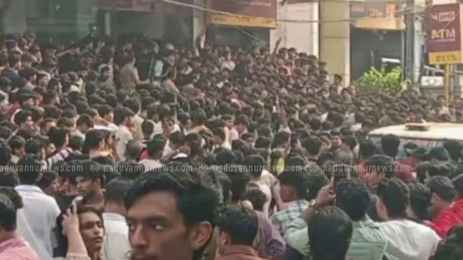  മാനാഞ്ചിറയെ സ്തംഭിപ്പിച്ച് 'ഒരു രൂപക്കു ഷൂ ഓഫർ';  കോഴിക്കോട് നഗരത്തിൽ ജനപ്രവാഹം