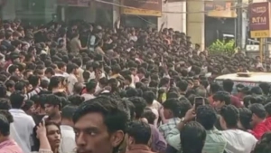 മാനാഞ്ചിറയെ സ്തംഭിപ്പിച്ച് 'ഒരു രൂപക്കു ഷൂ ഓഫർ';  കോഴിക്കോട് നഗരത്തിൽ ജനപ്രവാഹം