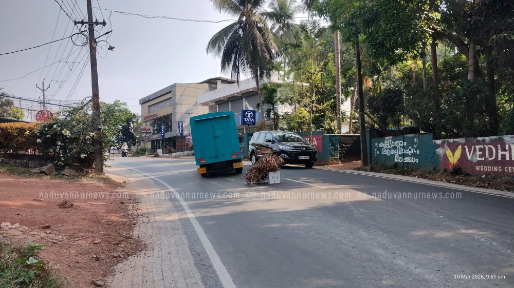  കരിമ്പാപൊയിൽ മേക്കോത്ത് കയറ്റത്തിൽ പിക്കപ്പ് വാൻ ആക്സിൽ പൊട്ടി നടുറോഡിൽ കുടുങ്ങി