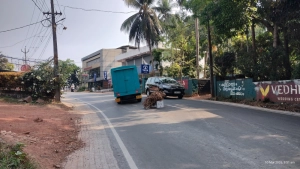 കരിമ്പാപൊയിൽ മേക്കോത്ത് കയറ്റത്തിൽ പിക്കപ്പ് വാൻ ആക്സിൽ പൊട്ടി നടുറോഡിൽ കുടുങ്ങി
